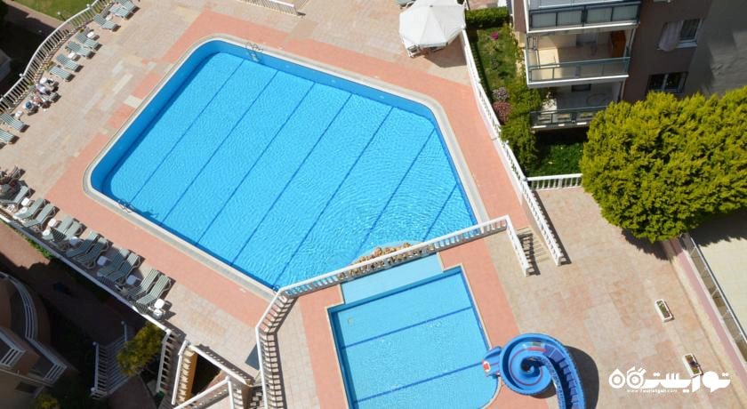 نمای کلی استخر روباز هتل